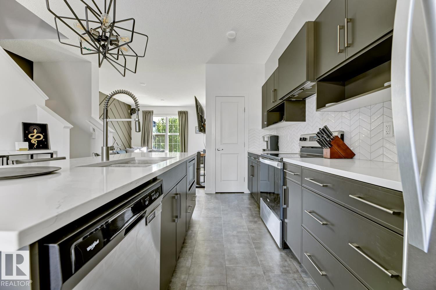 Photo 9 of 2150 Maple Rd Nw, Edmonton AB