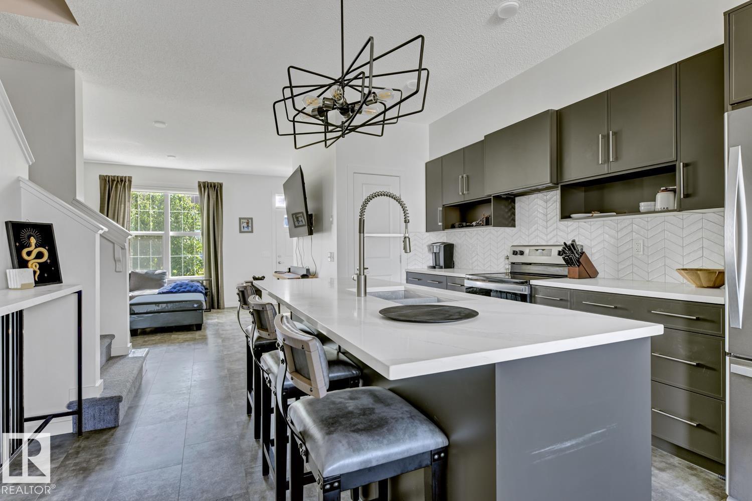 Photo 5 of 2150 Maple Rd Nw, Edmonton AB