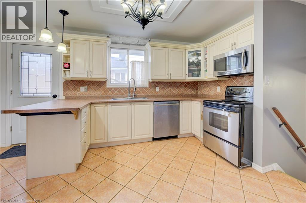 Photo 13 of 118 Dalegrove Drive, Kitchener ON
