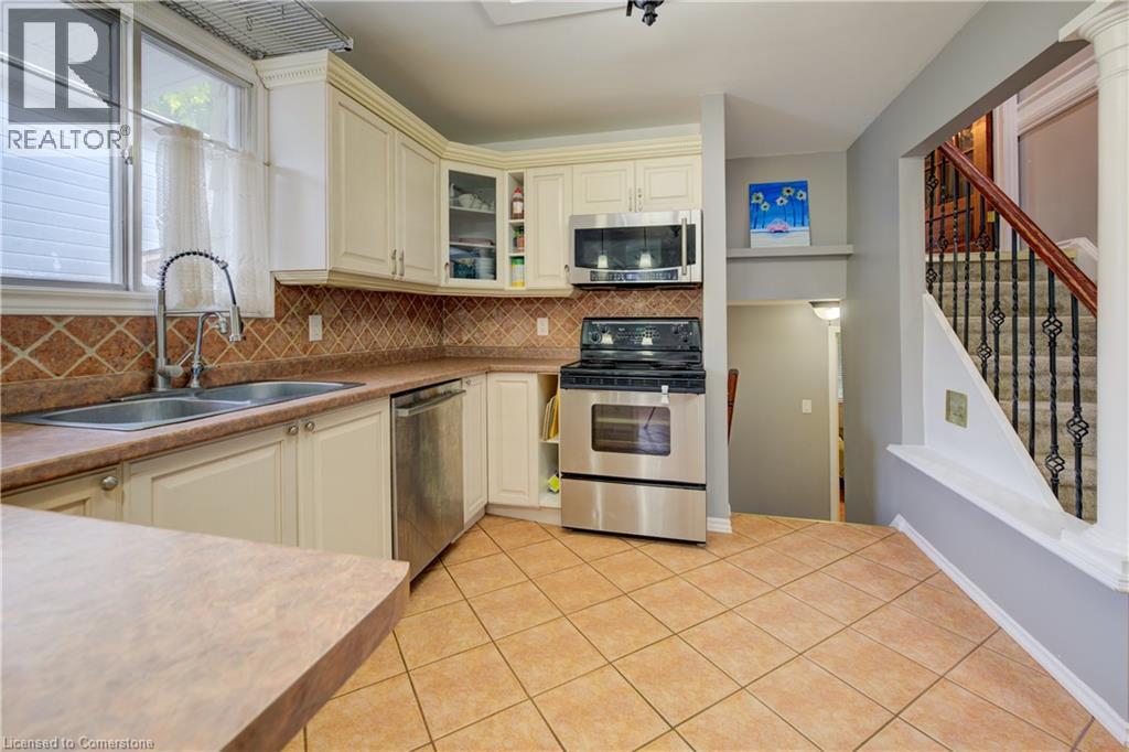 Photo 15 of 118 Dalegrove Drive, Kitchener ON