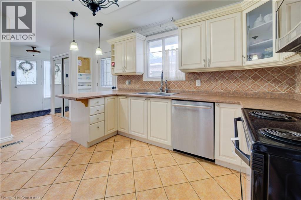 Photo 16 of 118 Dalegrove Drive, Kitchener ON