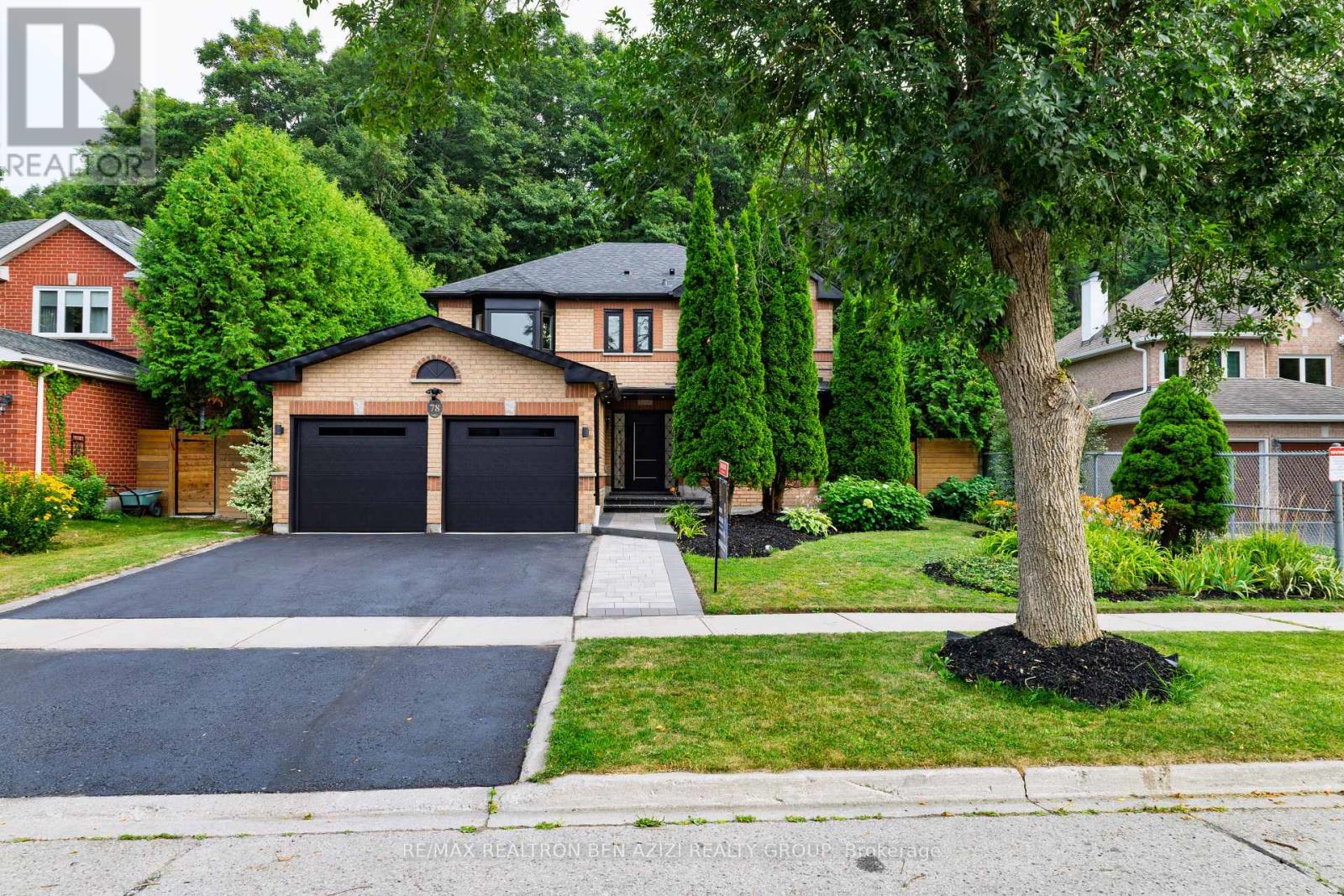 Photo 4 of 78 Charing Crescent, Aurora ON