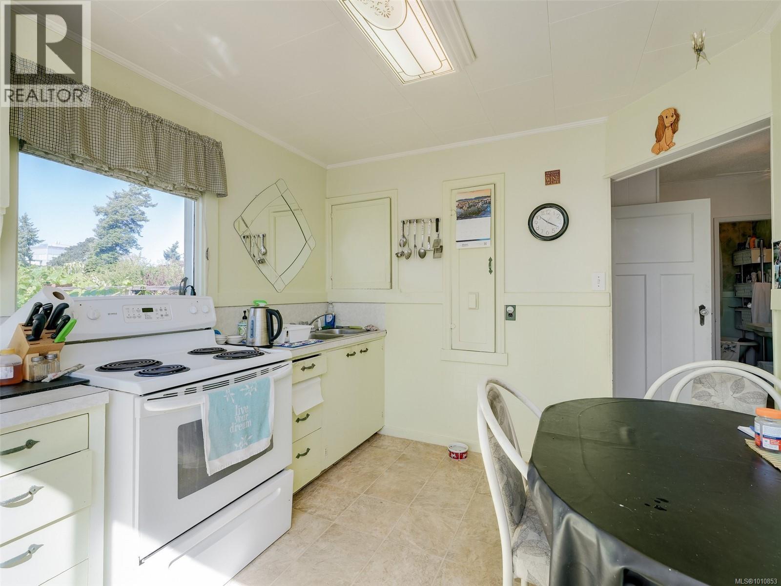  8 Camden Avenue, View Royal