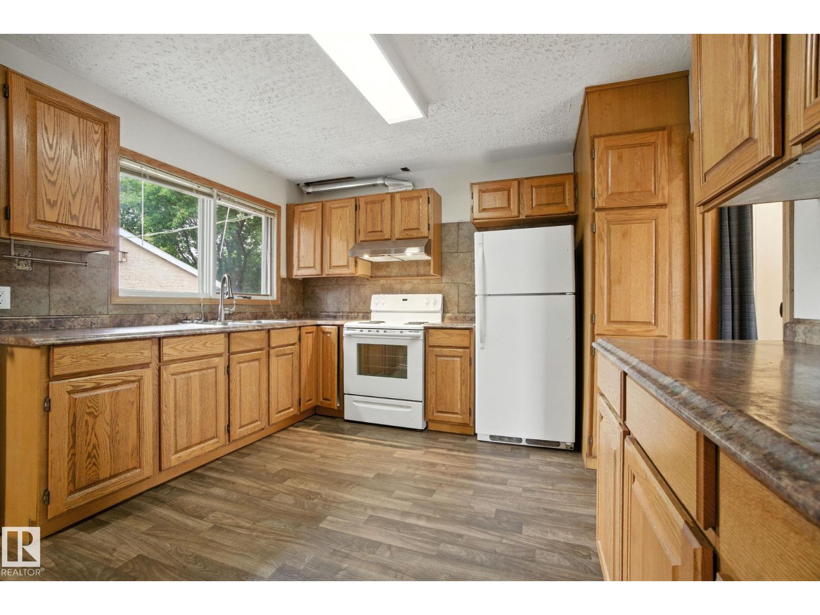 Photo 14 of 13312 135 St Nw, Edmonton AB