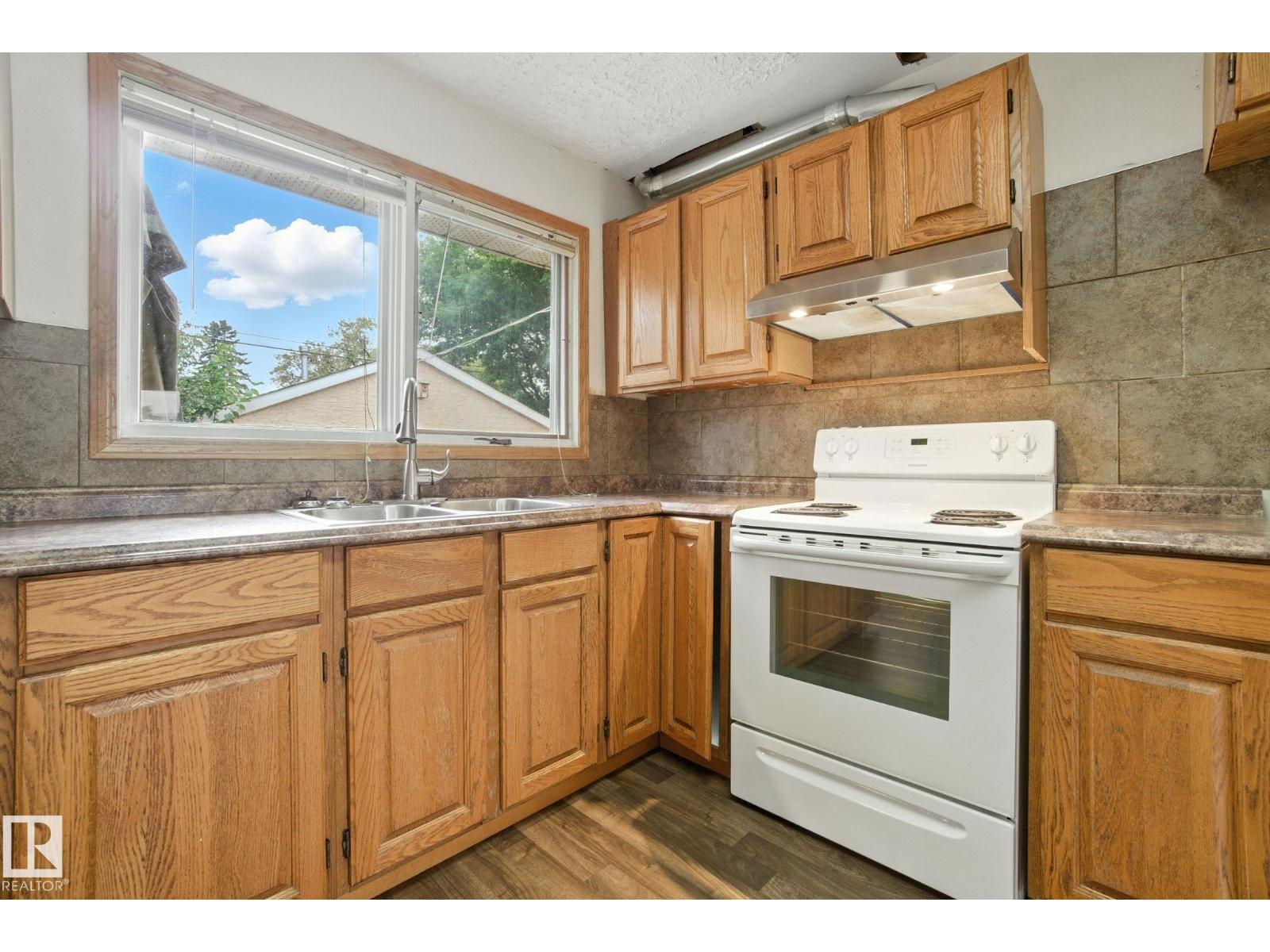 Photo 12 of 13312 135 St Nw, Edmonton AB