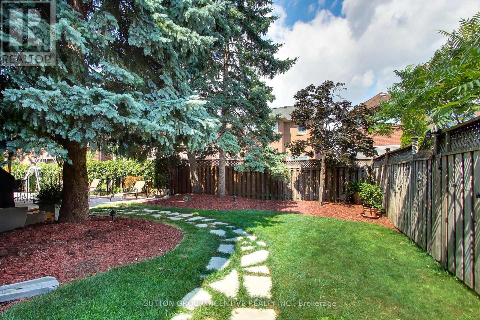 Photo 10 of 11 Safari Court, Brampton ON