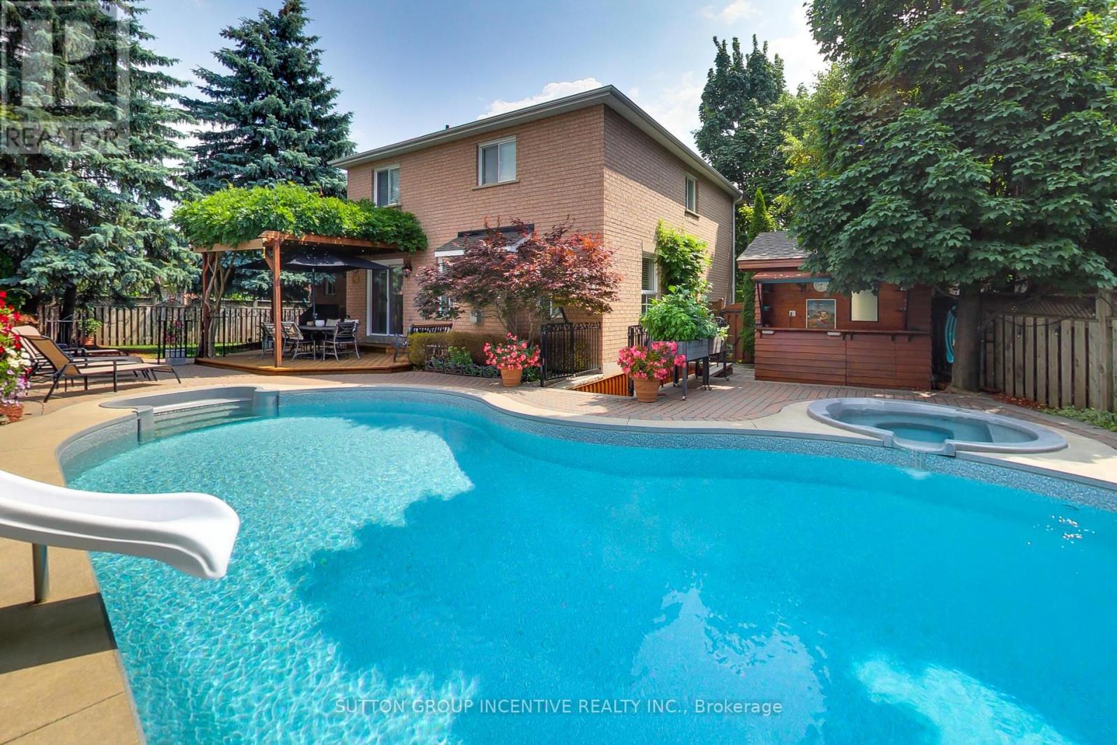 Photo 3 of 11 Safari Court, Brampton ON