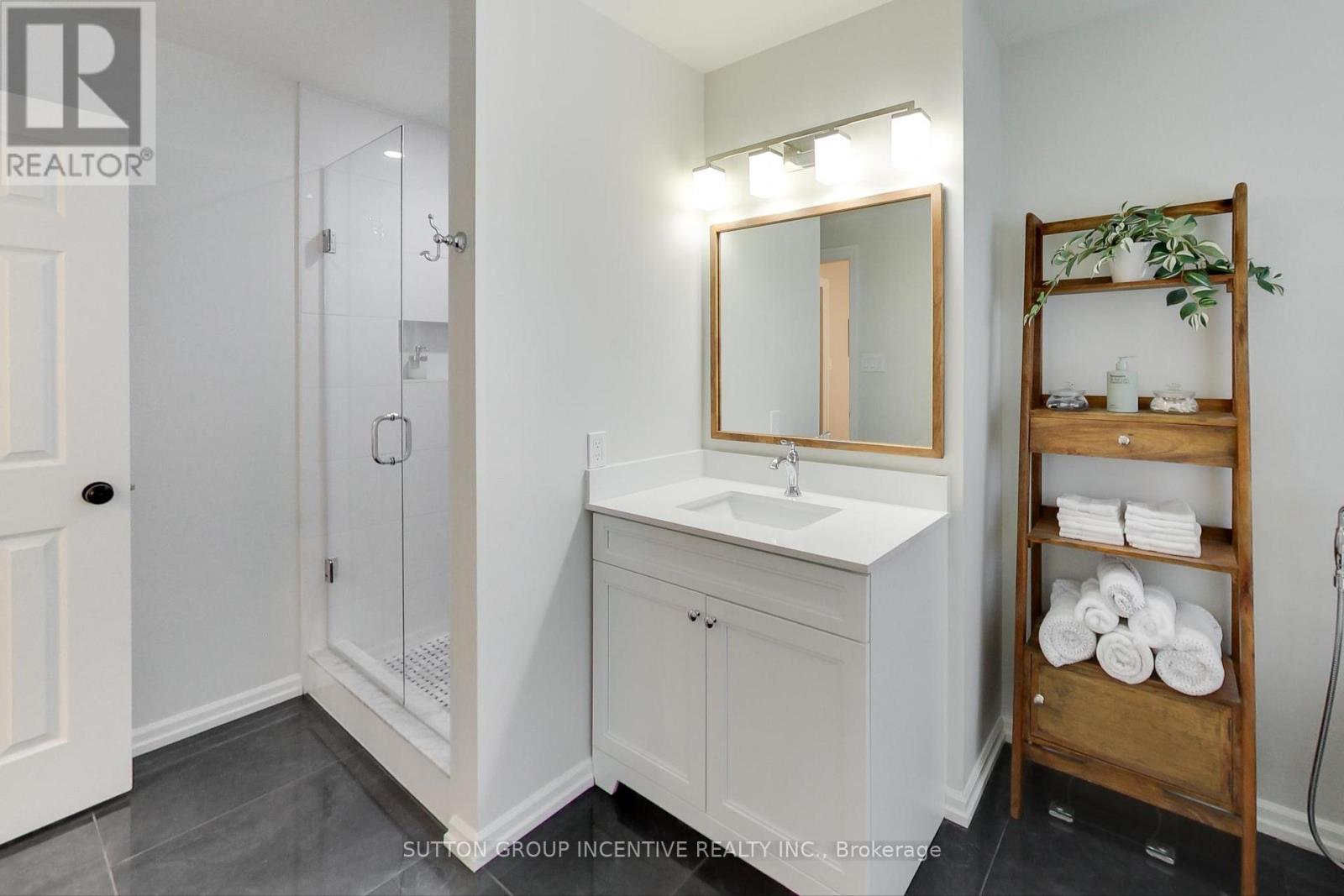Photo 31 of 11 Safari Court, Brampton ON