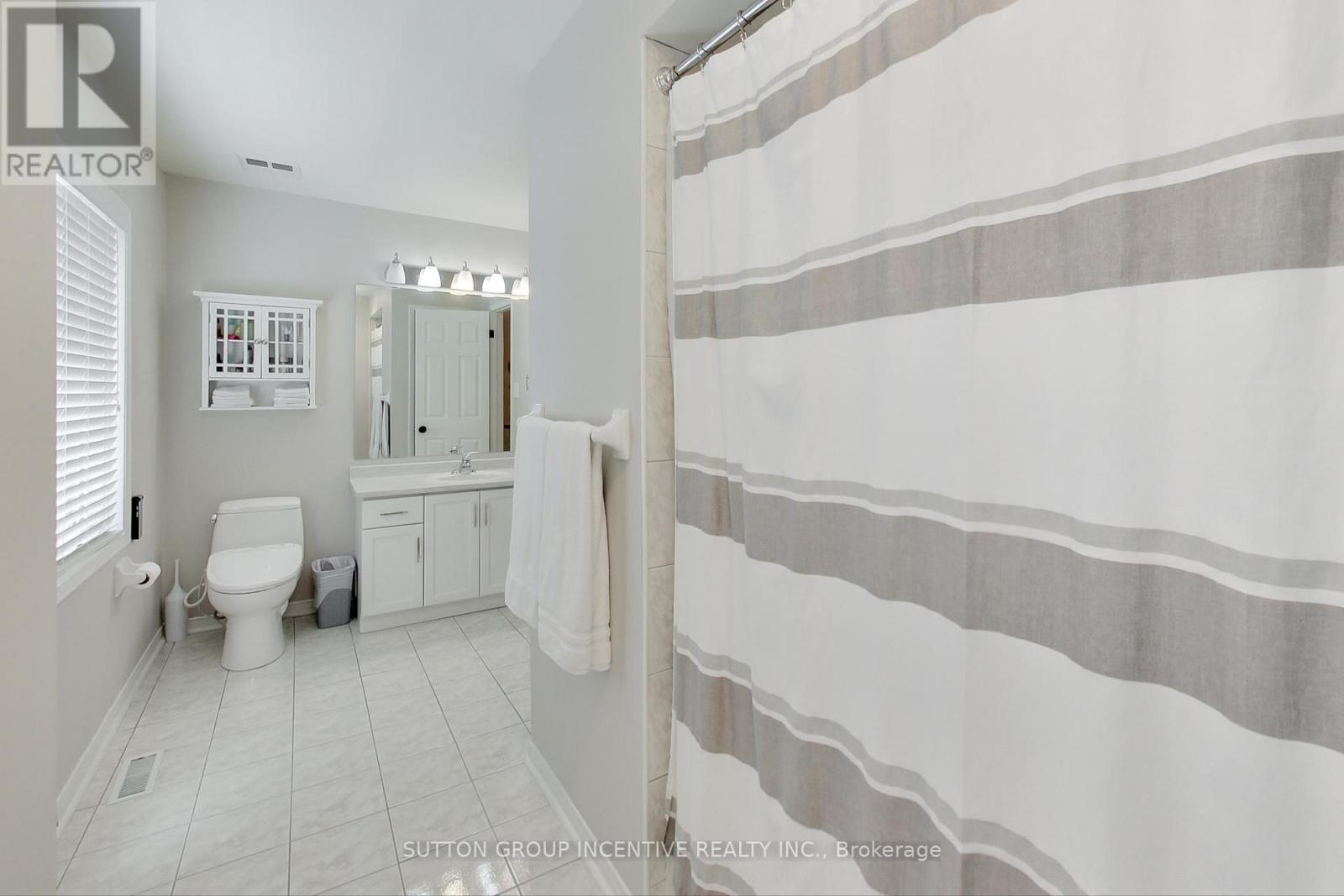 Photo 39 of 11 Safari Court, Brampton ON
