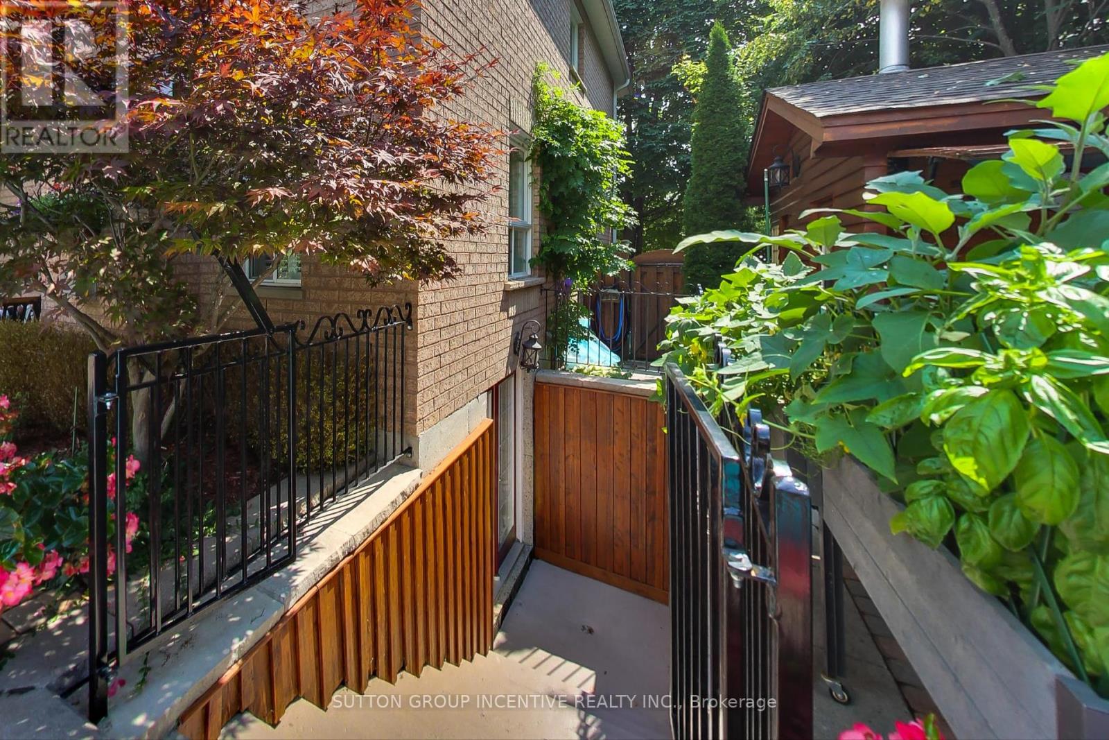 Photo 6 of 11 Safari Court, Brampton ON