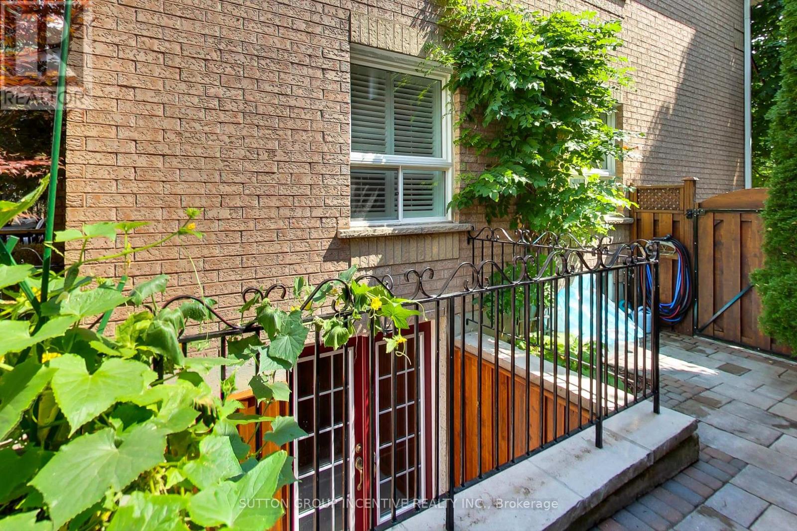 Photo 7 of 11 Safari Court, Brampton ON