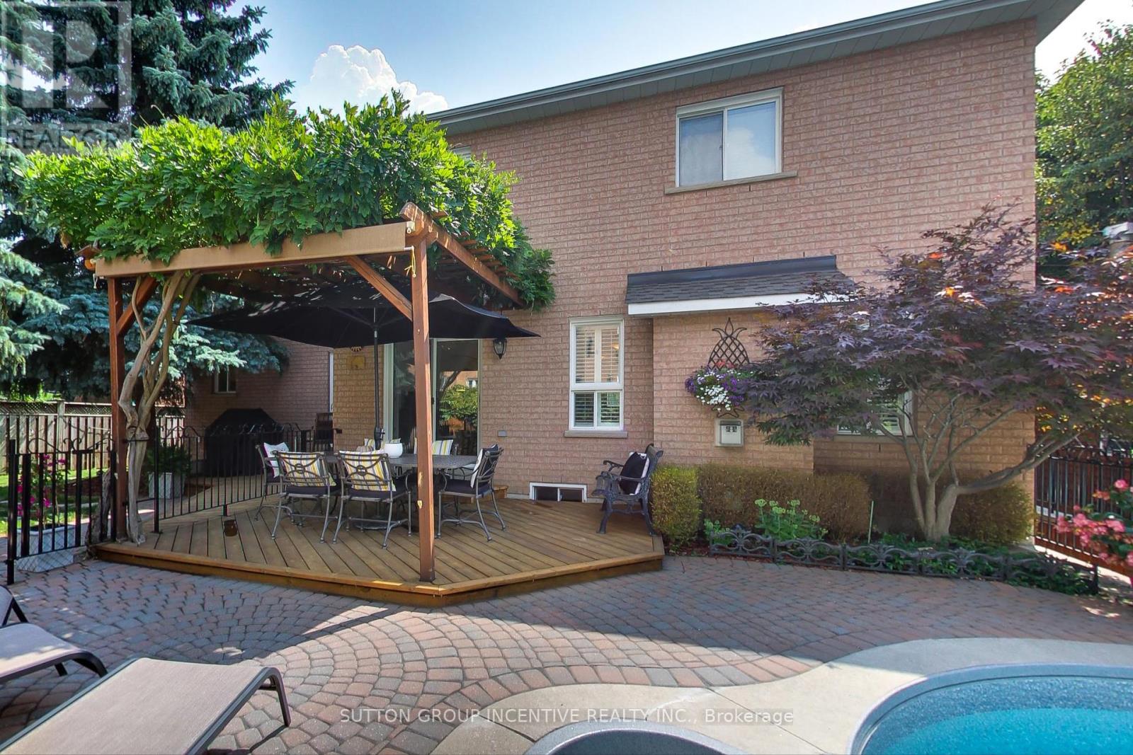Photo 8 of 11 Safari Court, Brampton ON