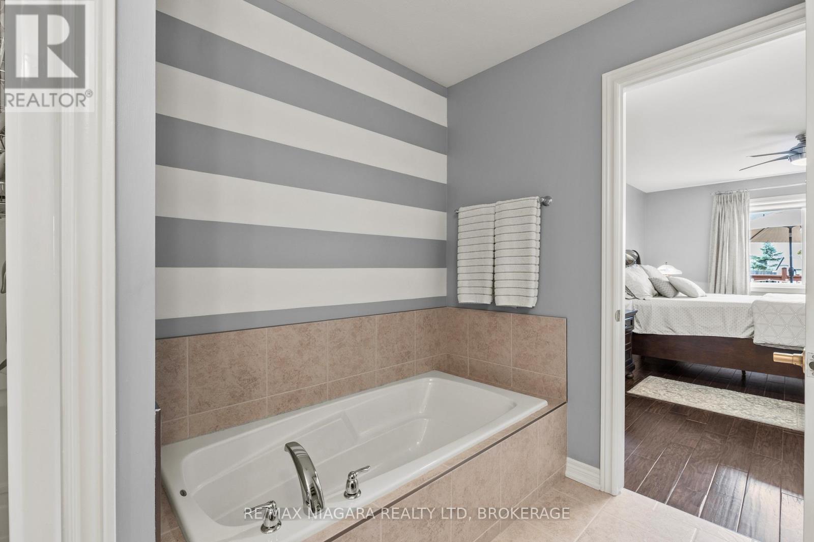 Photo 26 of 78 Falcon Drive, Welland ON