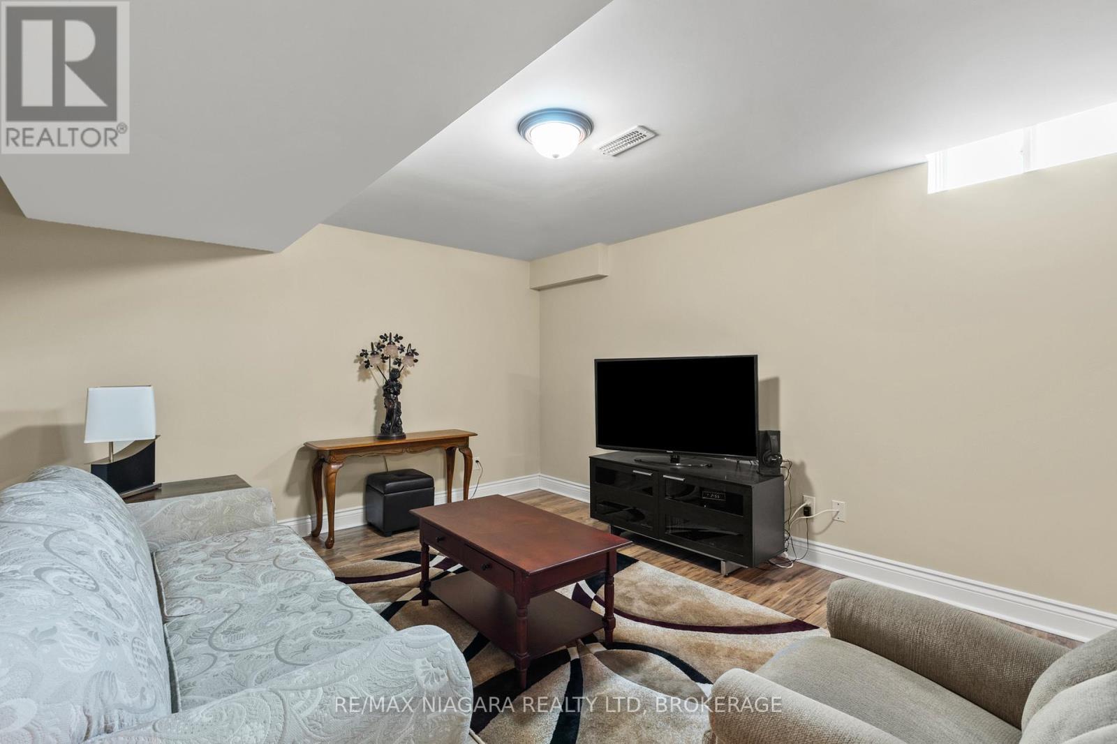 Photo 20 of 78 Falcon Drive, Welland ON