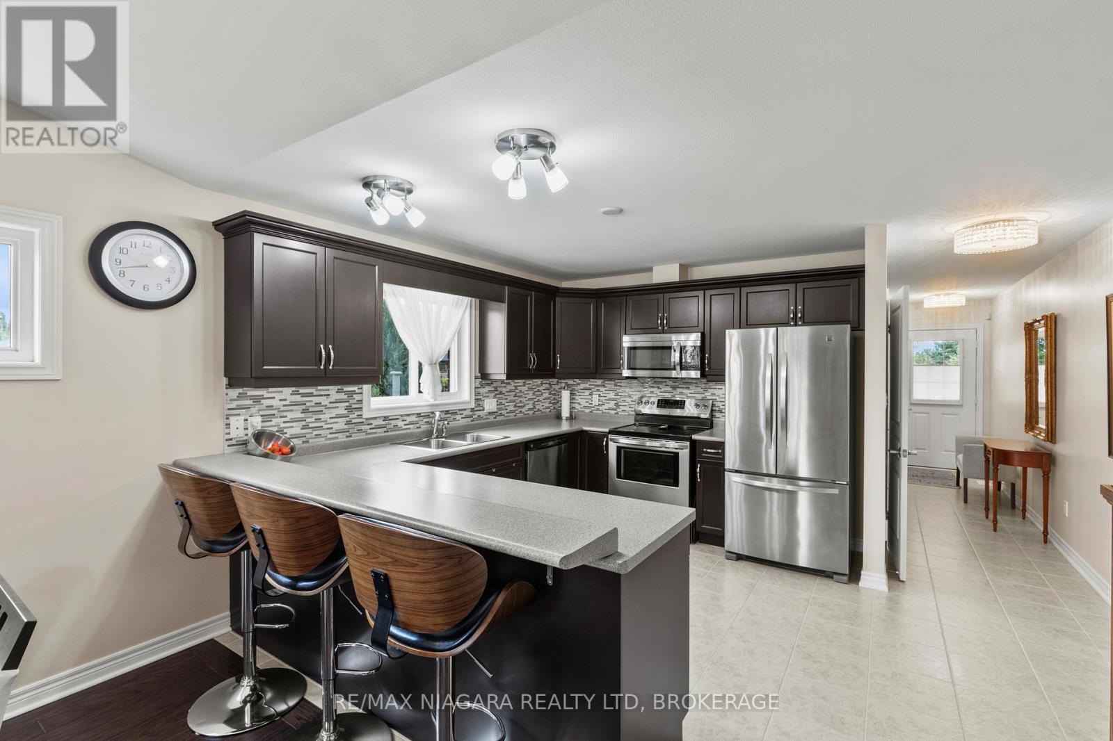 Photo 8 of 78 Falcon Drive, Welland ON