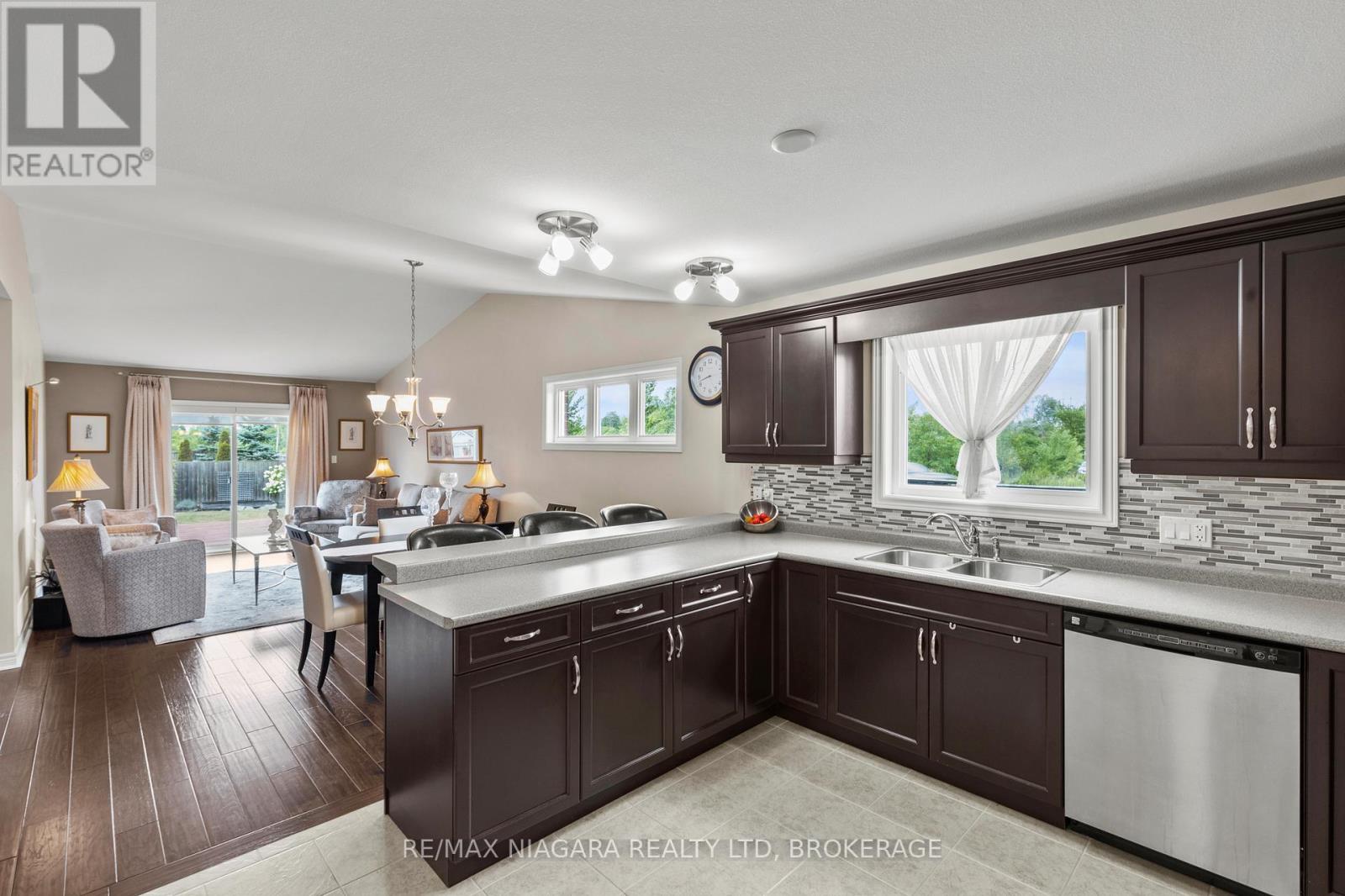 Photo 2 of 78 Falcon Drive, Welland ON