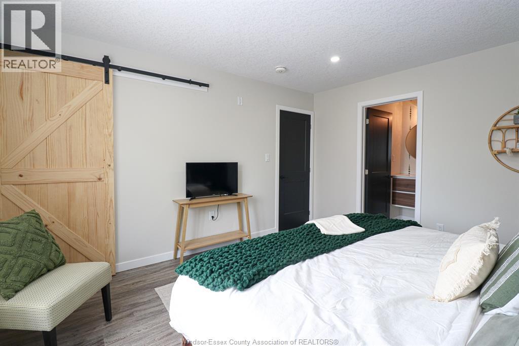 Photo 11 of 105 King Street, Chatham ON