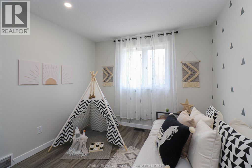Photo 25 of 105 King Street, Chatham ON