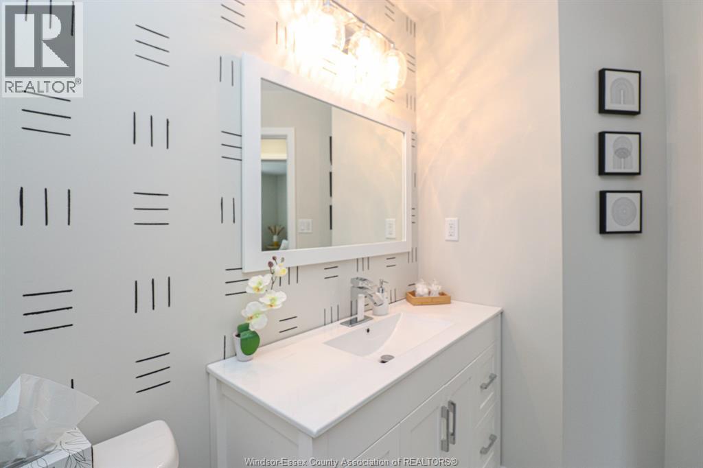 Photo 3 of 105 King Street, Chatham ON