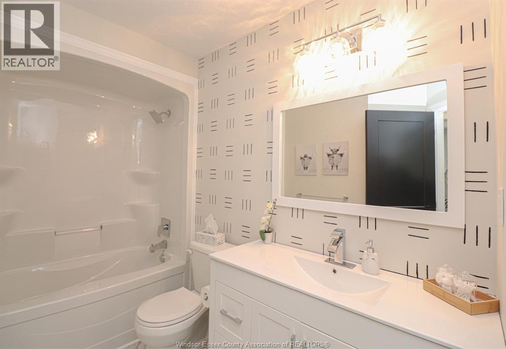 Photo 19 of 105 King Street, Chatham ON