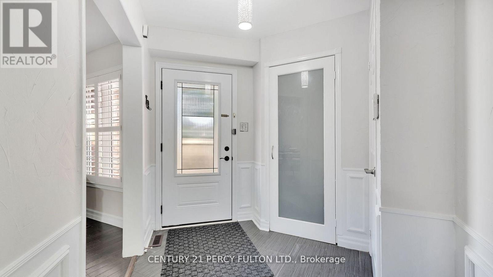 Photo 2 of 7 Steele Valley Court, Whitby ON