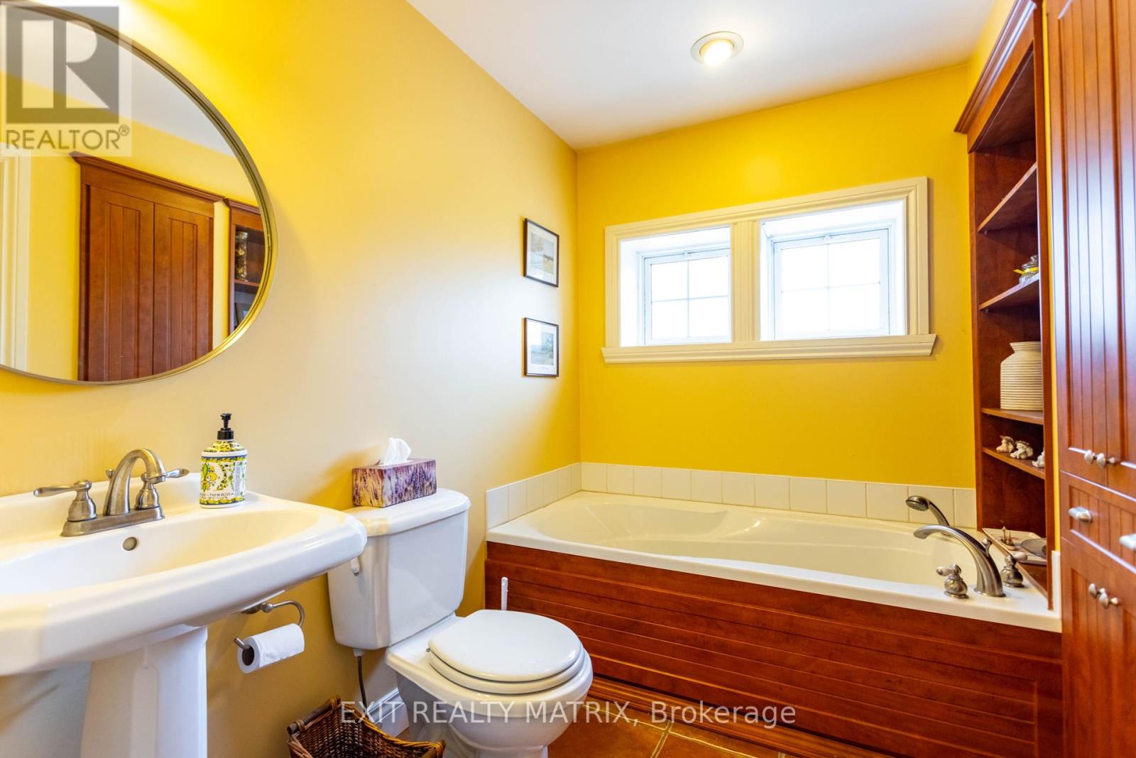 Photo 11 of 20306 Lochiel Street W, North Glengarry ON