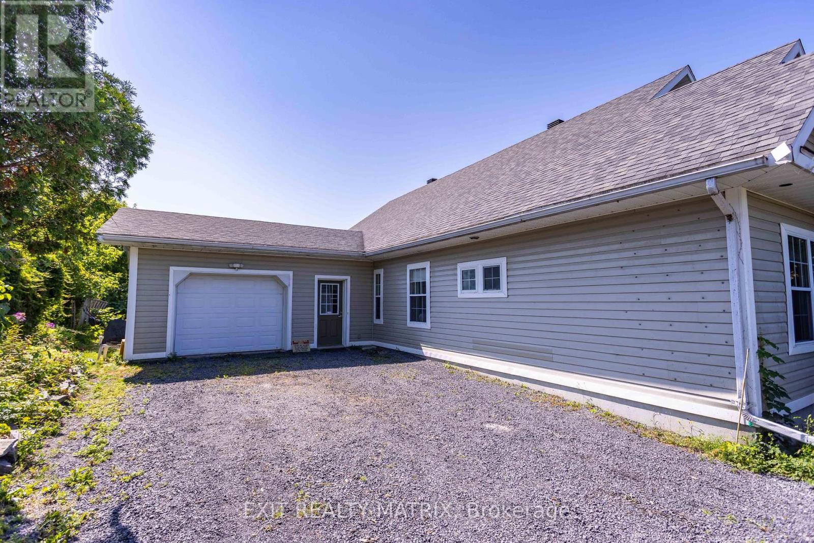 Photo 3 of 20306 Lochiel Street W, North Glengarry ON