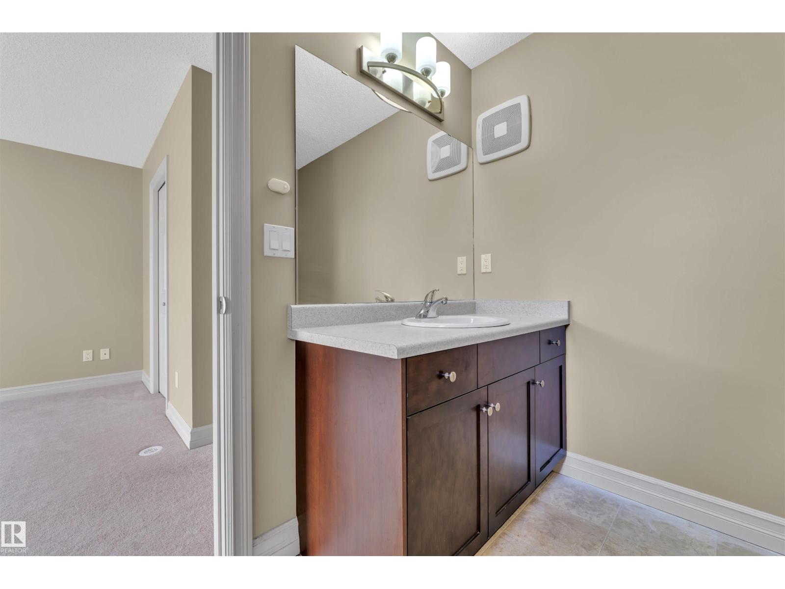 Photo 9 of 77 5317 3 Av Sw, Edmonton AB