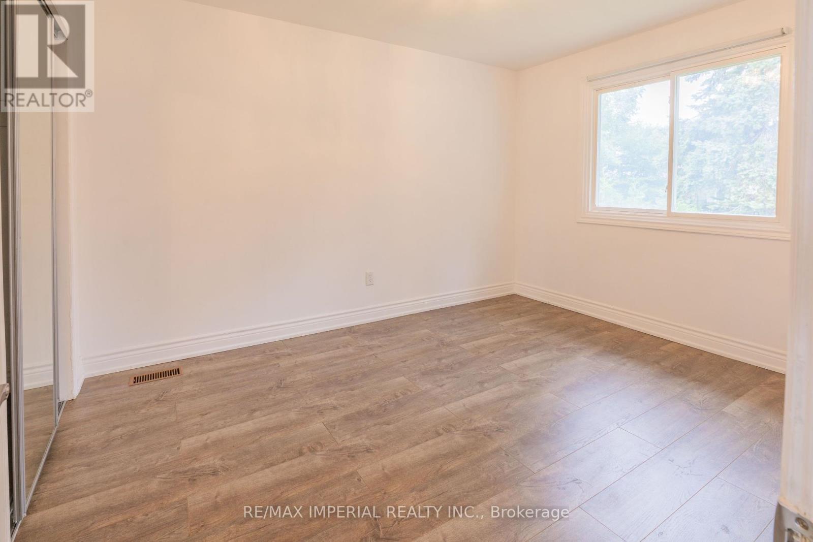 Photo 13 of Main 388 Becker Road, Richmond Hill ON