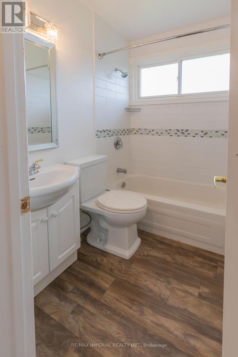 Photo 14 of Main 388 Becker Road, Richmond Hill ON