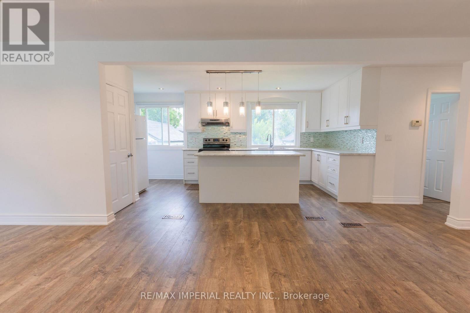 Photo 12 of Main 388 Becker Road, Richmond Hill ON