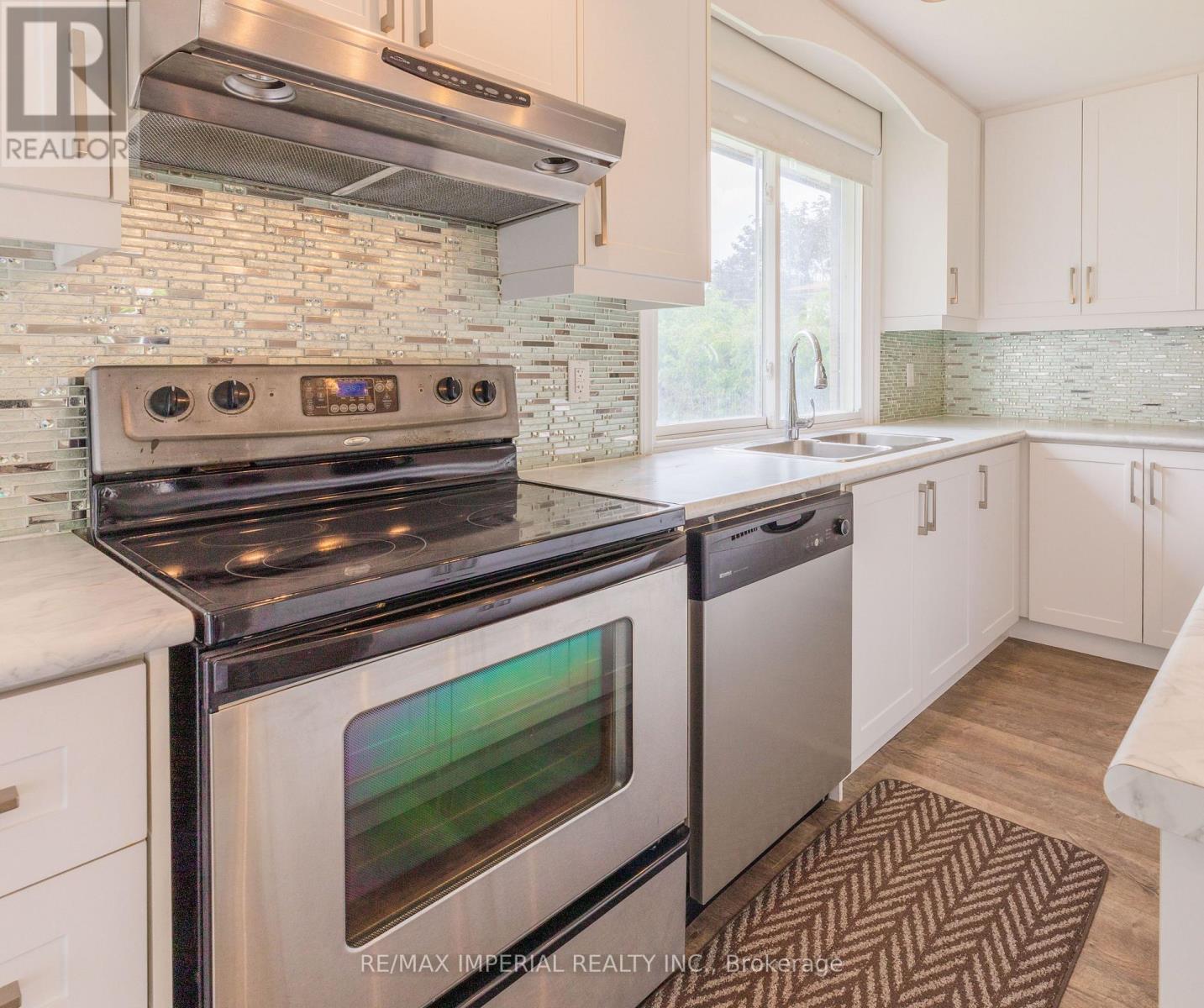 Photo 8 of Main 388 Becker Road, Richmond Hill ON