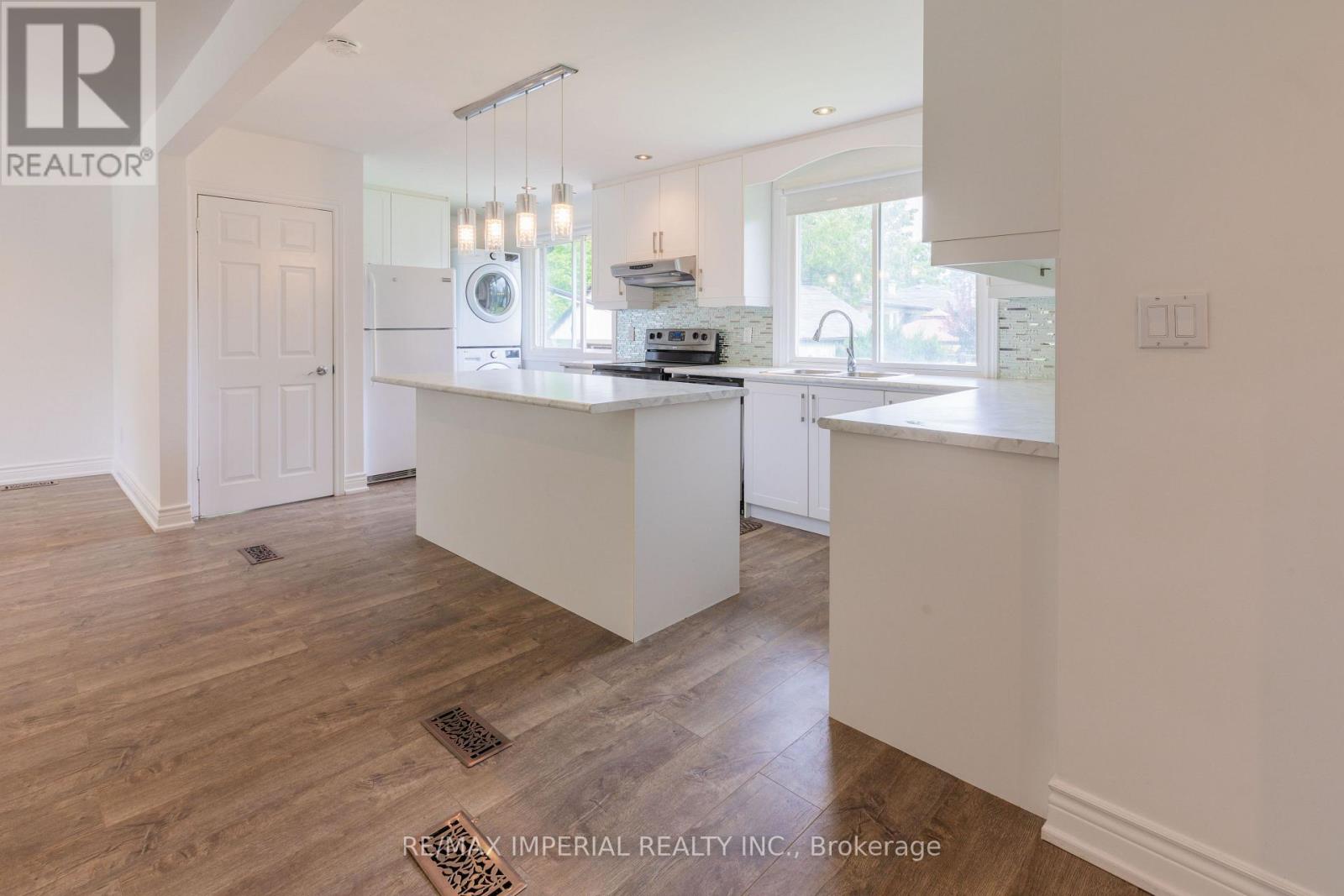 Photo 3 of Main 388 Becker Road, Richmond Hill ON