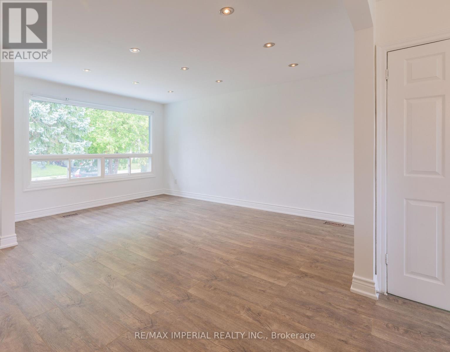 Photo 6 of Main 388 Becker Road, Richmond Hill ON