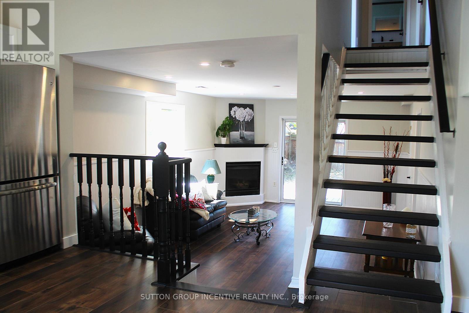 Photo 10 of 30 Assiniboine Drive, Barrie ON