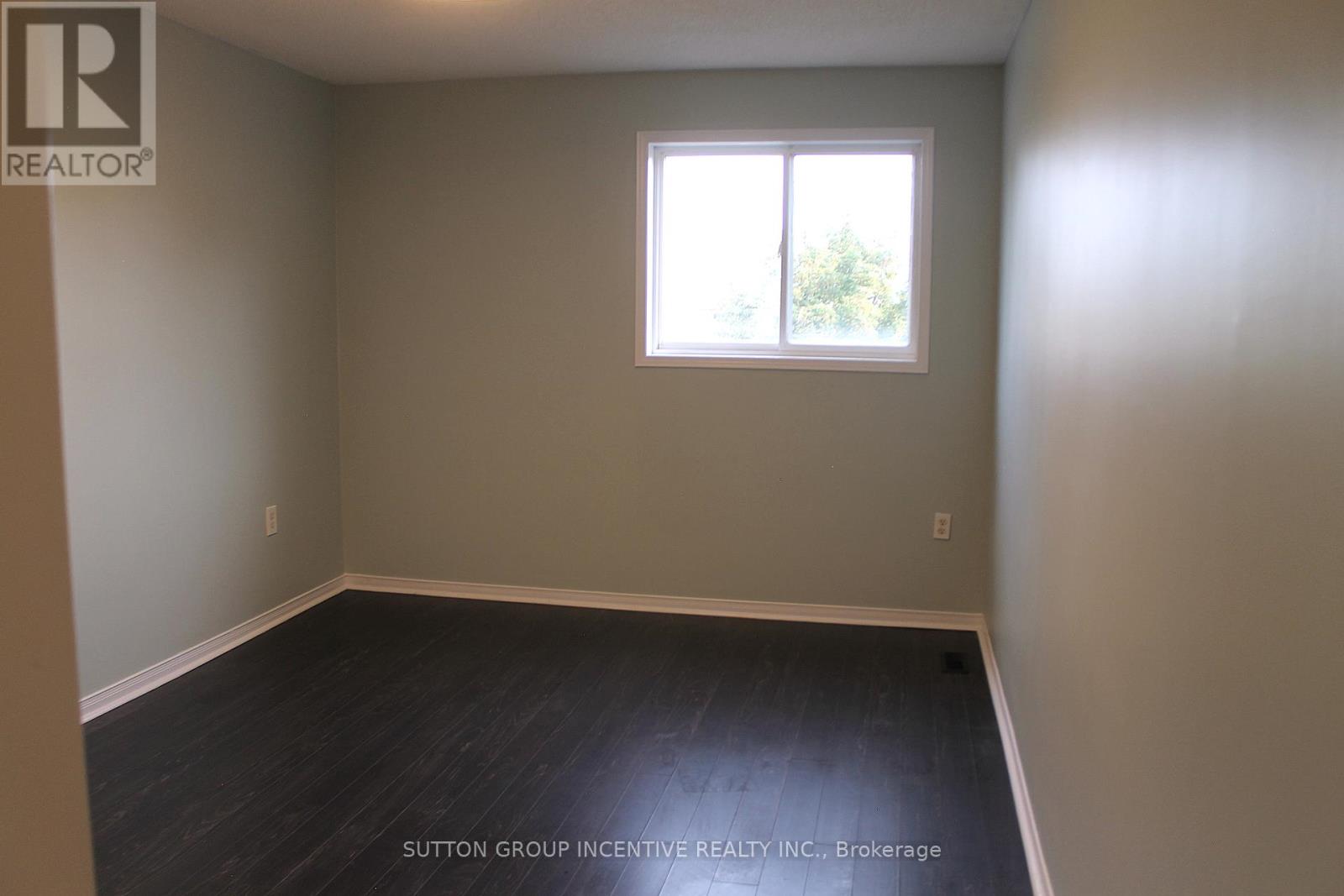 Photo 15 of 30 Assiniboine Drive, Barrie ON