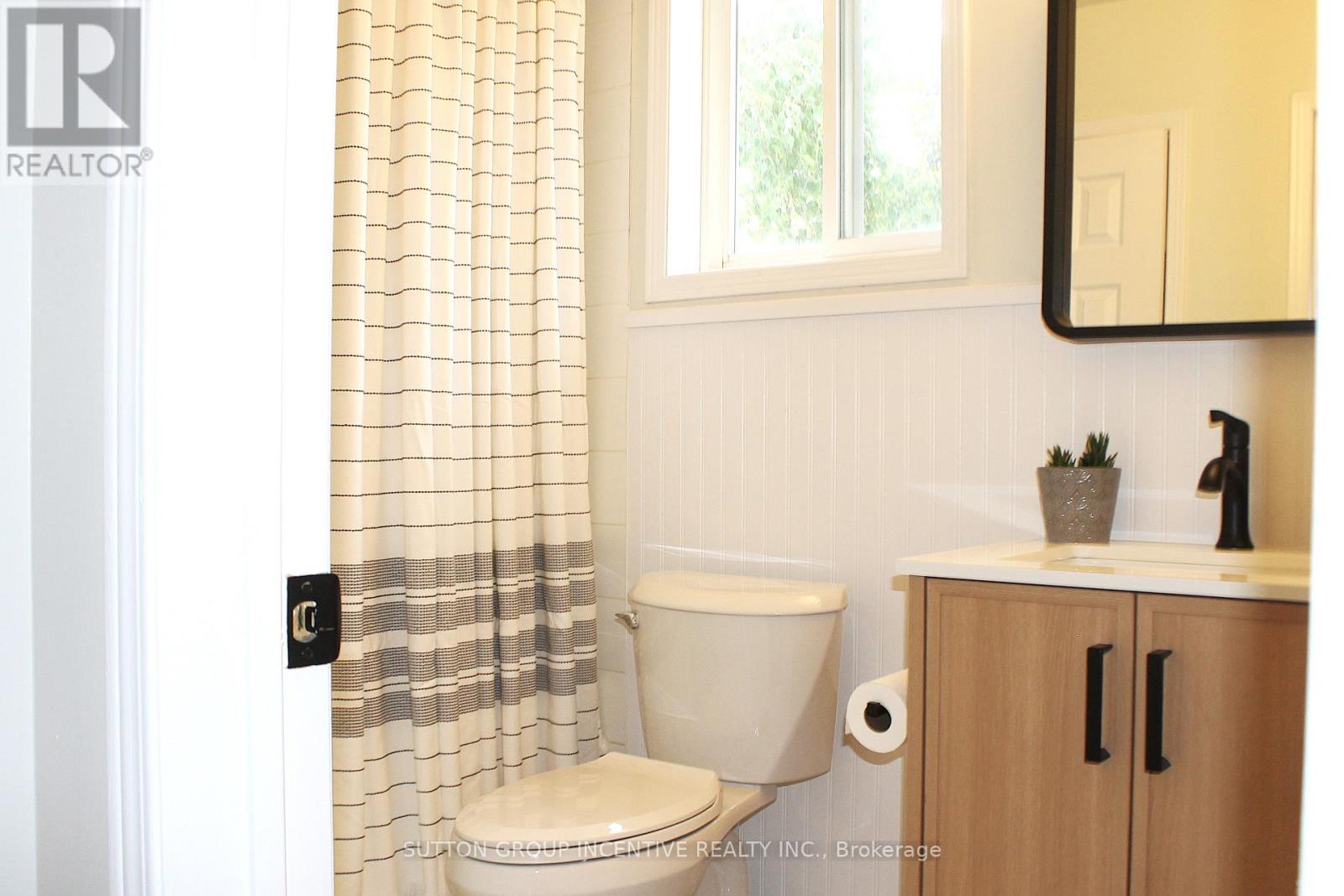 Photo 16 of 30 Assiniboine Drive, Barrie ON