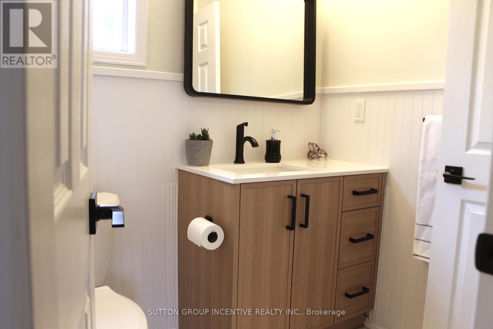Photo 17 of 30 Assiniboine Drive, Barrie ON