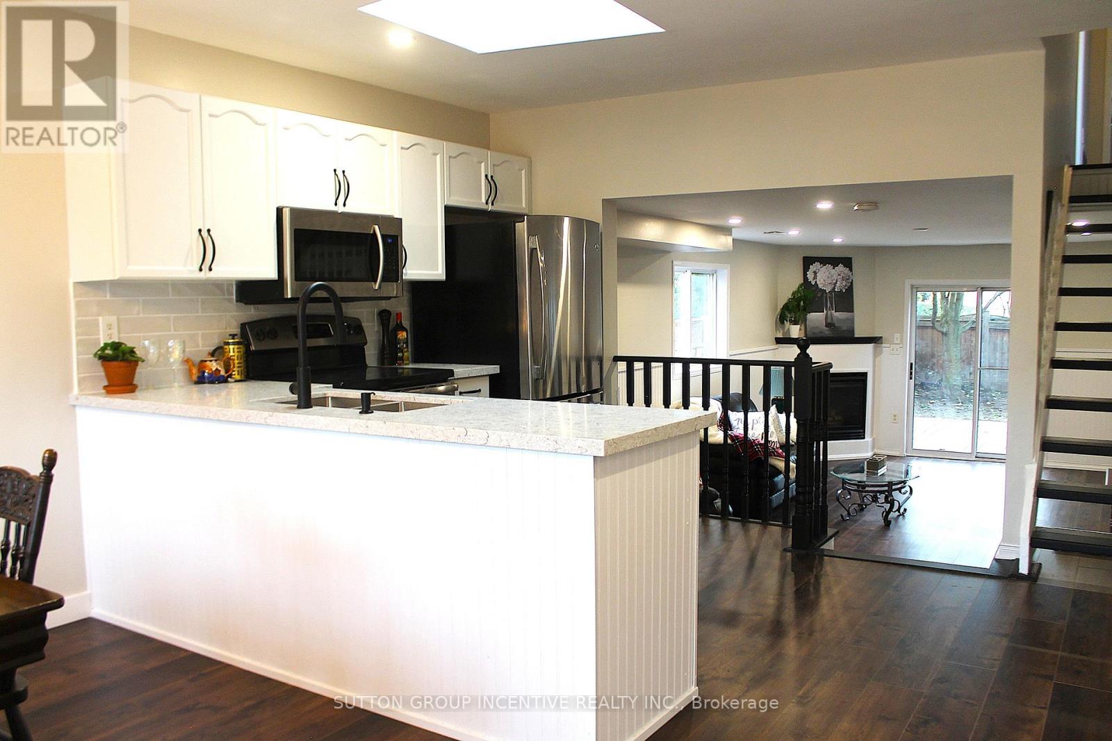 Photo 4 of 30 Assiniboine Drive, Barrie ON