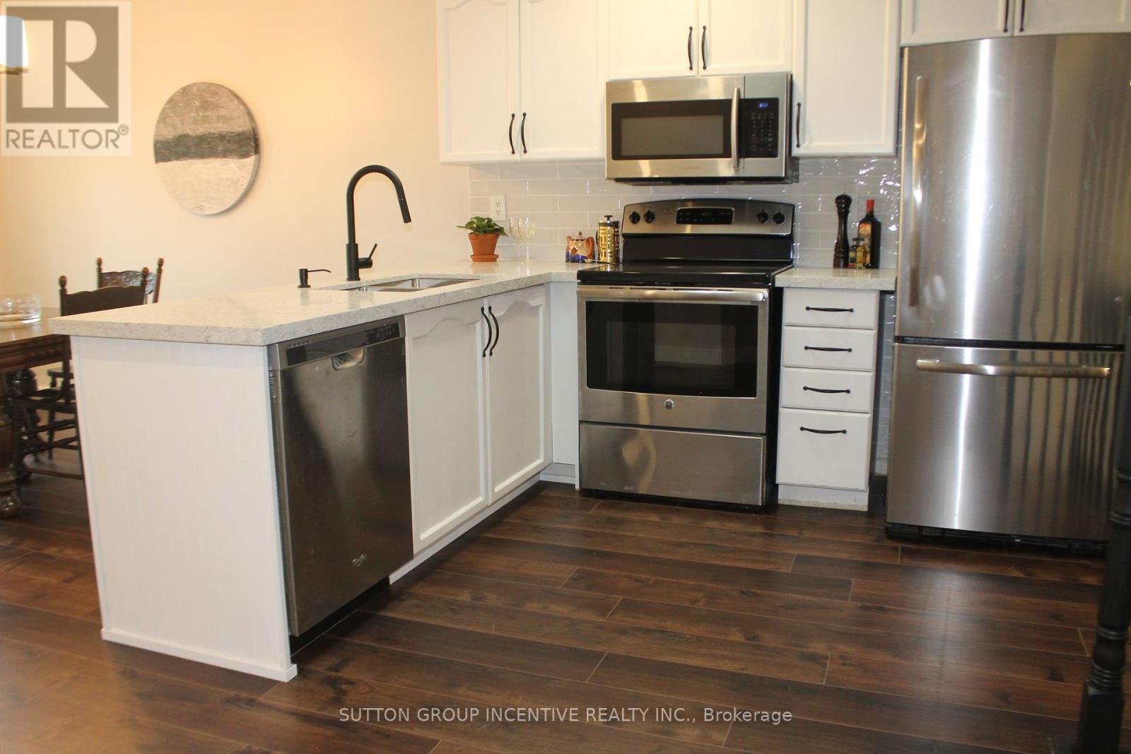 Photo 5 of 30 Assiniboine Drive, Barrie ON