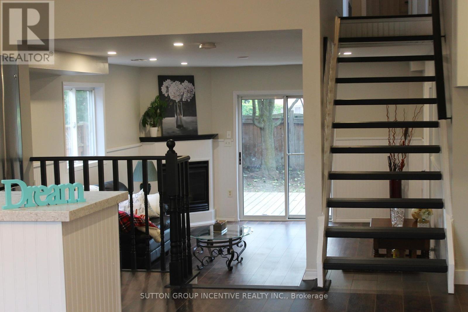 Photo 7 of 30 Assiniboine Drive, Barrie ON