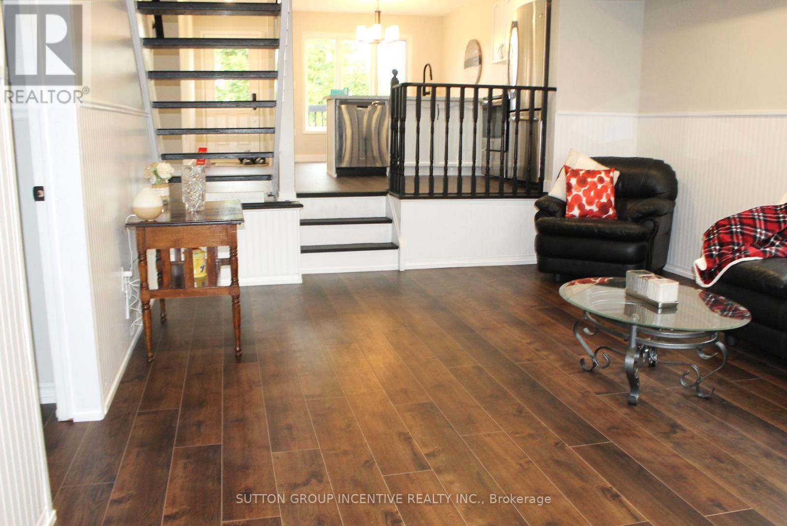 Photo 8 of 30 Assiniboine Drive, Barrie ON