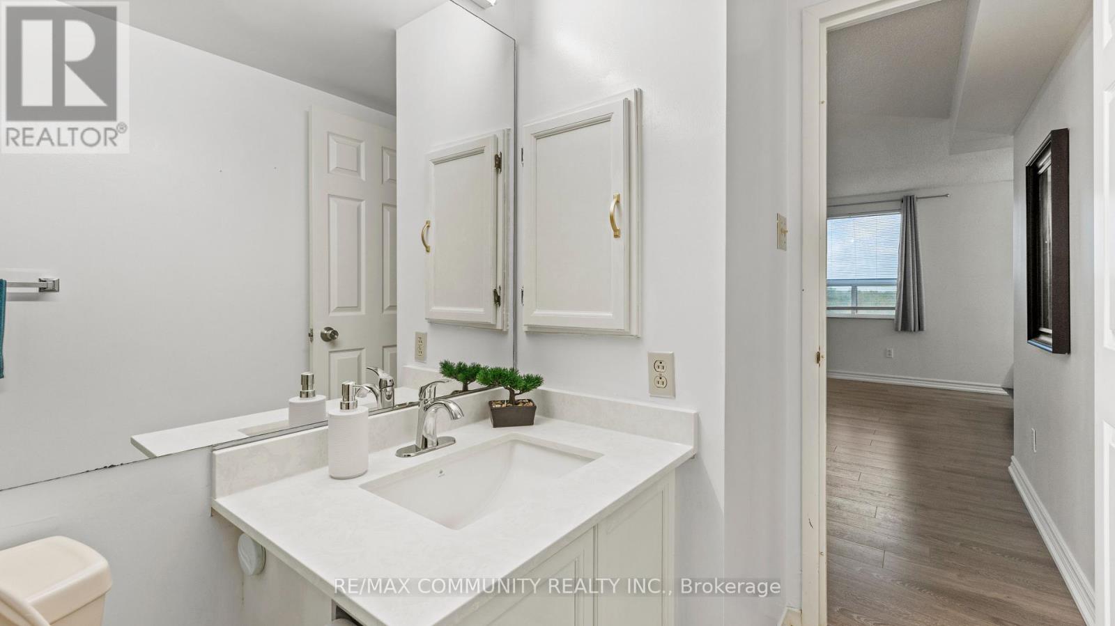 Photo 12 of 705 2 Raymerville Drive, Markham ON
