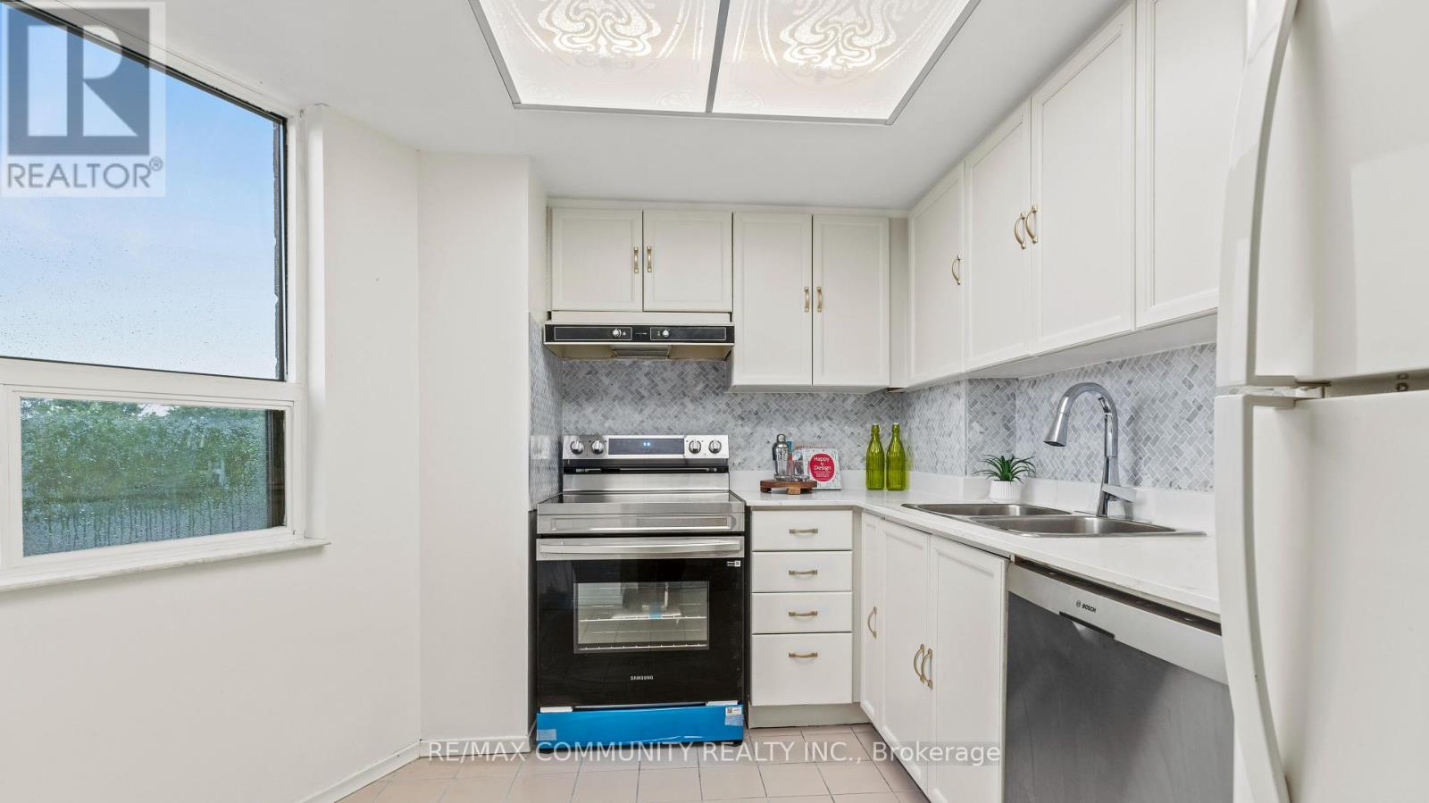 Photo 4 of 705 2 Raymerville Drive, Markham ON