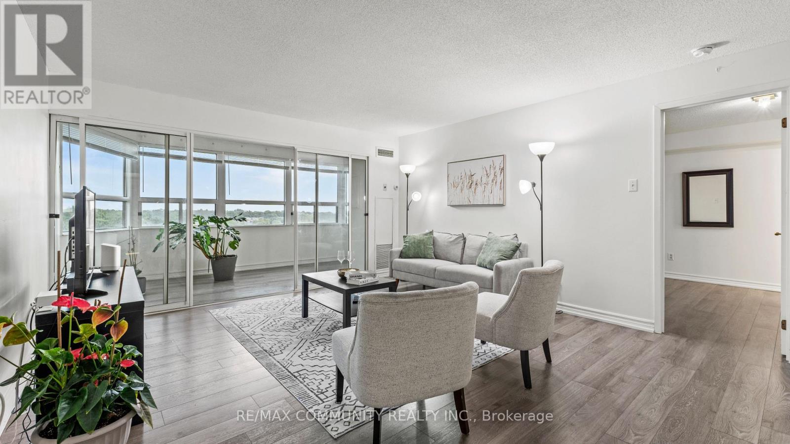 Photo 5 of 705 2 Raymerville Drive, Markham ON