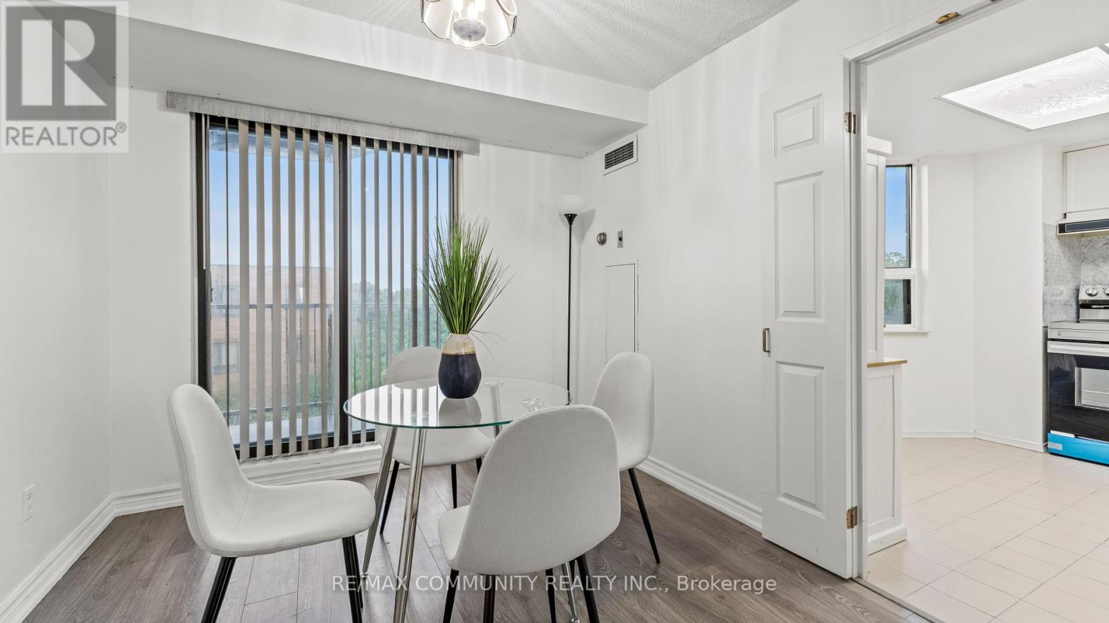 Photo 6 of 705 2 Raymerville Drive, Markham ON