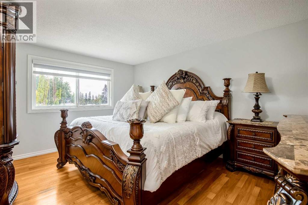 Single Family House 4 Level for Sale in  Whitestone Crescent NE Whitehorn Calgary 