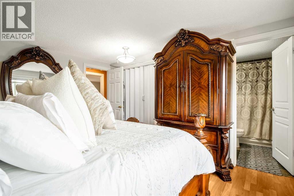 Single Family House 4 Level for Sale in  Whitestone Crescent NE Whitehorn Calgary 