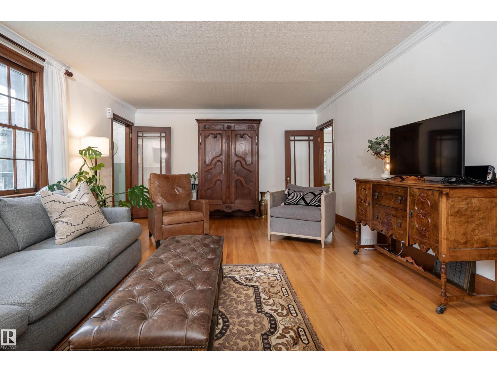 Photo 11 of 10015 97 Av Nw, Edmonton AB