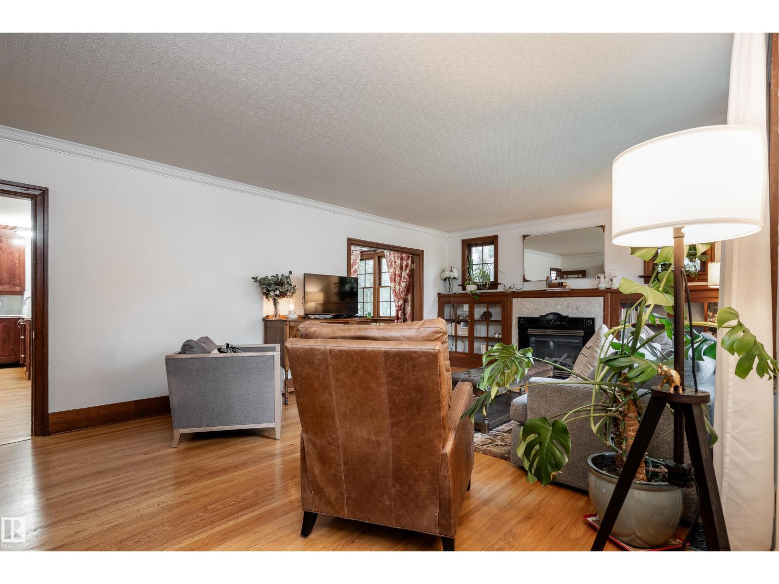 Photo 12 of 10015 97 Av Nw, Edmonton AB